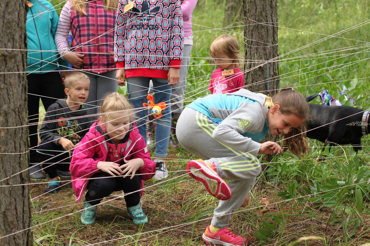 На празднике Ивана Купалы. Преодоление препятствий на пути поиска цветка папоротника. Фото автора