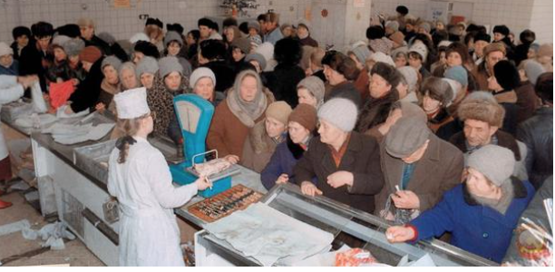 Изображение взято из интернета. Очень похоже на наш Гастроном в Новосибирске, недалеко от общаги; даже регион, судя по шапкам и платкам, возможно, тот же. 