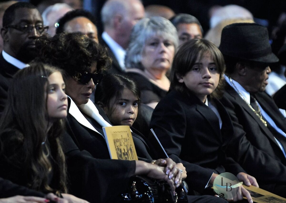 Почему дочь Майкла Джексона не плакала на похоронах? | Lives and bio.  Личности и судьбы | Дзен