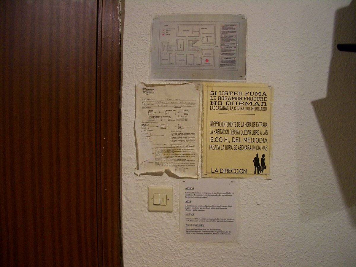 Автор: User:Vmenkov - CC BY-SA 3.0, https://commons.wikimedia.org/w/index.php?curid=3334582. Сарагоса, Испания. В отеле предупреждение о том что курить в номерах можно но просьба не прожигать белье и матрасы