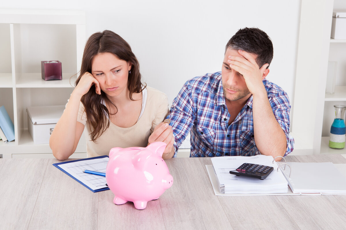 Источник: https://yur-gazeta.ru/wp-content/uploads/2019/05/couple-frustrated-with-retirement-saving-piggy-bank-getty.jpg