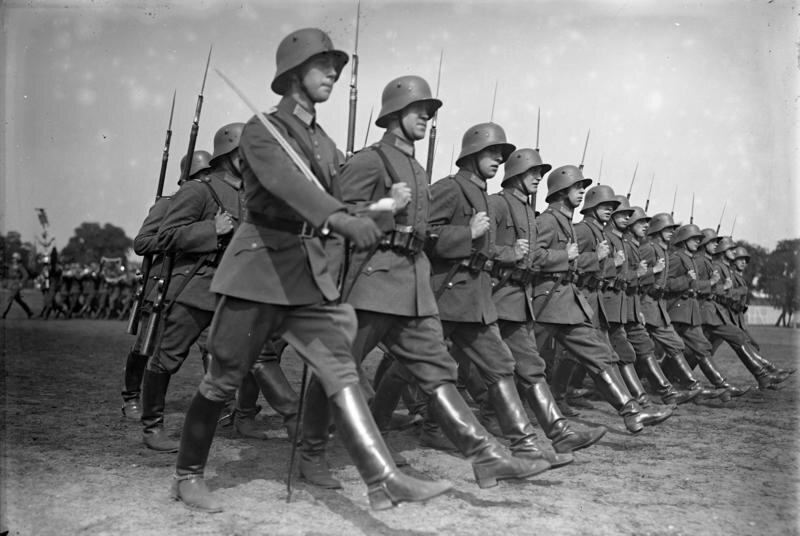 Солдаты рейхсвера, 1931 год. Надо сказать, что рейхсвер все-таки стал своего рода «кузницей офицерских и унтер-офицерских кадров» для будущего вермахта. Плюс в стране было несколько полувоенных общественных организаций «правого толка», в которых состояли ветераны Первой мировой.