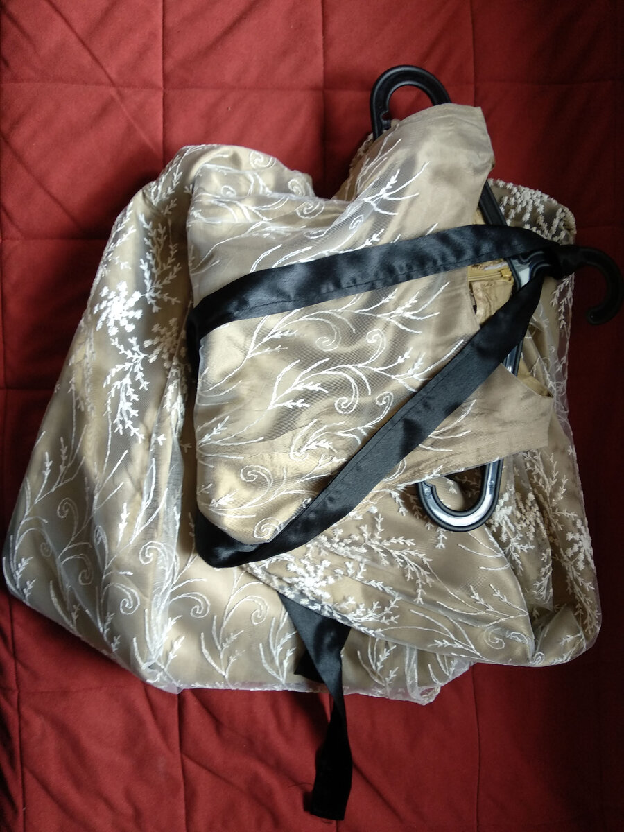 Это моё сшитое этой осенью платье в сложенном виде. Я ещё не успела в нём никуда сходить. Фотография автора.