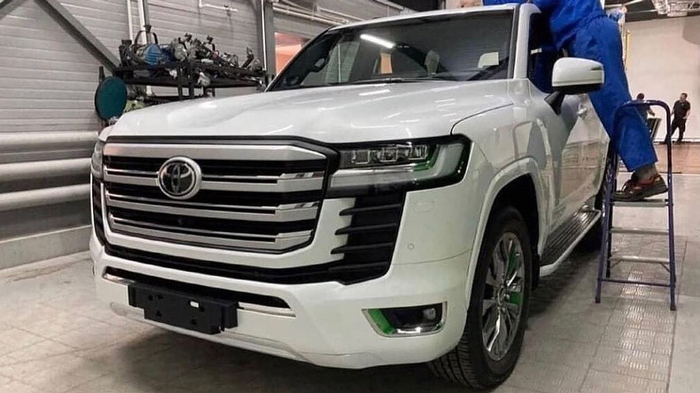 Ранние шпионские фото Toyota Land Cruiser 300, источник: Instagram/Cars_secrets