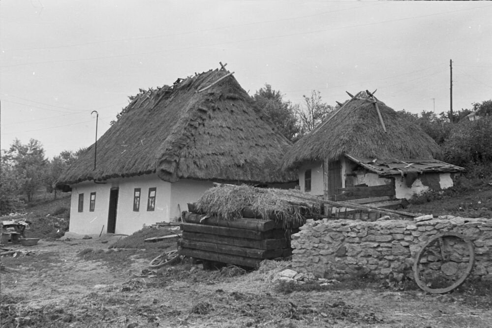 Котловая хата. Хата с соломенной крышей Курская область. Хаты крестьян Полтавской губернии 19 век. Мазанки на Украине 19 век. Украина село 19 век.