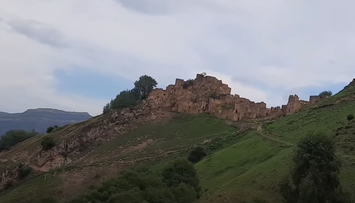 Гамсутль заброшенное поселение на вершине горы.