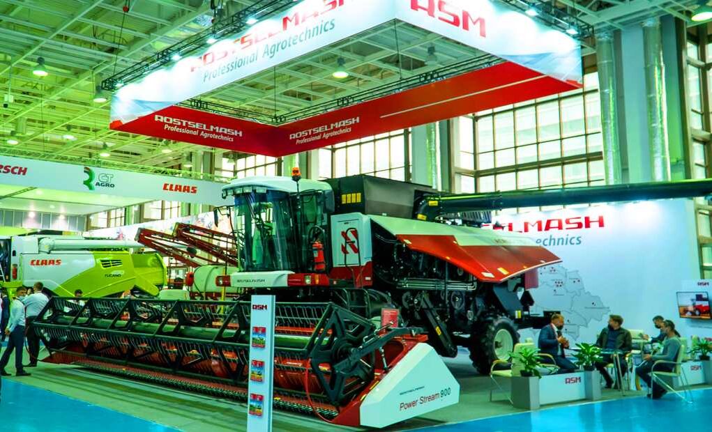 Комбайн Ростсельмаша на выставке АгриТек-2021 (Казахстан, июнь 2021 года)