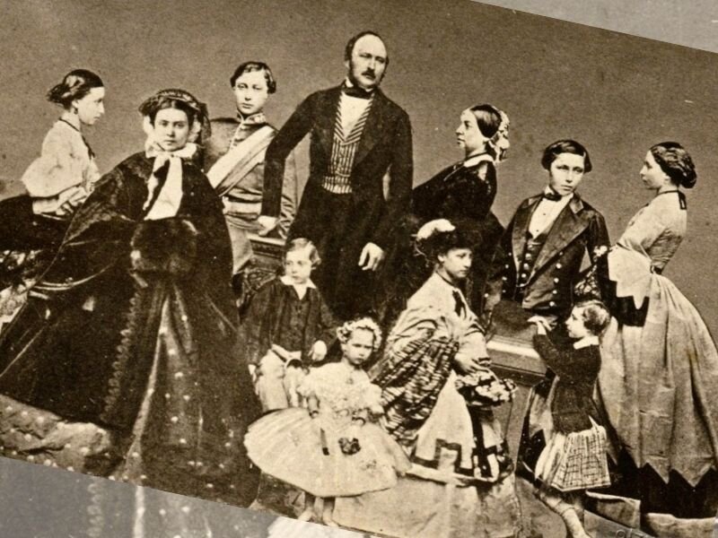 Королева Виктория, принц Альберт и их 9 детей: Алиса, Артур, Эдуард, Леопольд, Луиза, Беатрис, Виктория, Альфред и Елена. 