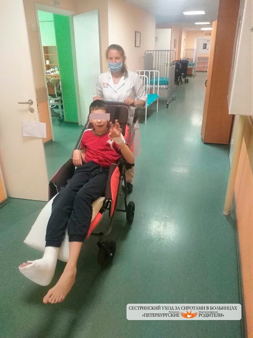 Няня проекта «Сестринский уход за детьми-сиротами в больницах» ухаживает за одинокими детьми так, как это делала бы мама