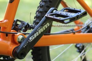 Прокручивание шатунов (кривошипов) во время движения не является самым распространенным дефектом. Чаще всего с этой неисправностью встречаются райдеры, которые эксплуатируют свой велосипед преимущественно в условиях бездорожья, оказывая при этом чрезмерное усилие на кривошипы.