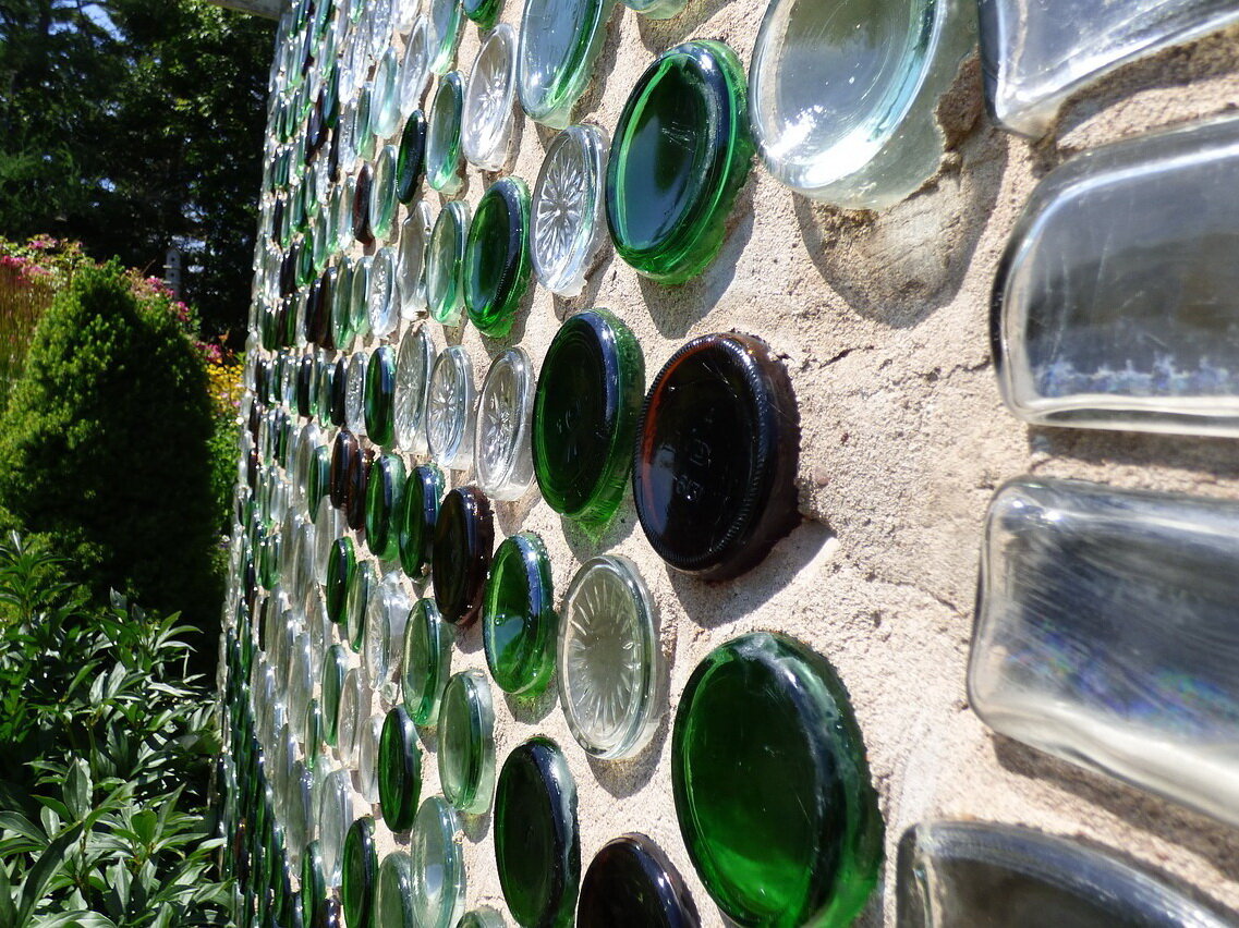 Стена из бутылок