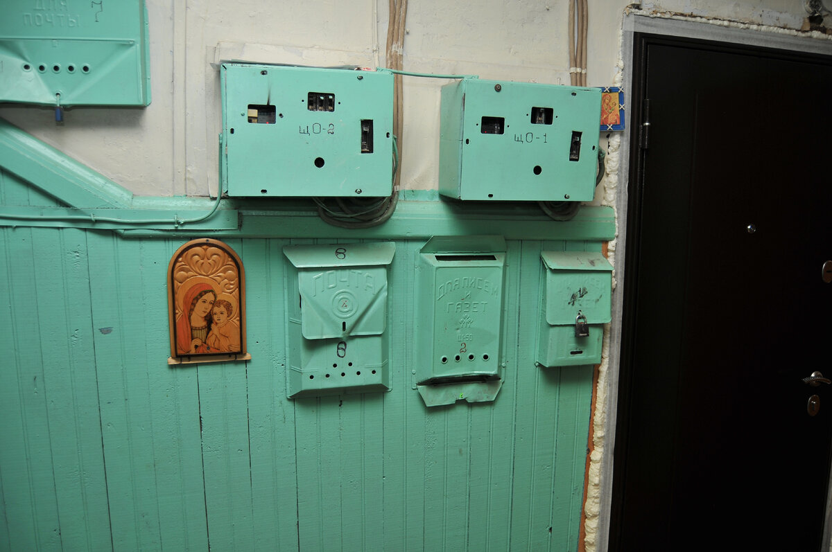 Наши люди иконки не только на торпеду автомобиля клеят. Ничего плохого в этом нет, но телефон аварийной службы тоже забывать не надо