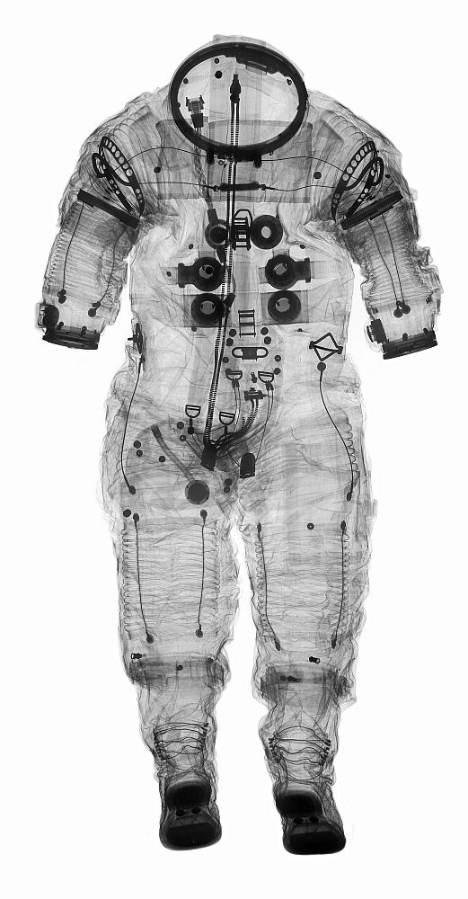 Все скафандры проходили рентгеновское обследование как минимум дважды: один раз их просвечивали в ILC Dover, производителе скафандров, а второй раз — в NASA. На первом фото рентгеновский снимок скафандра A-7L Алана Шепарда, командира миссии «Аполлон-14». На втором фото рентгеновский снимок перчатки Нила Армстронга. © National Air and Space Museum