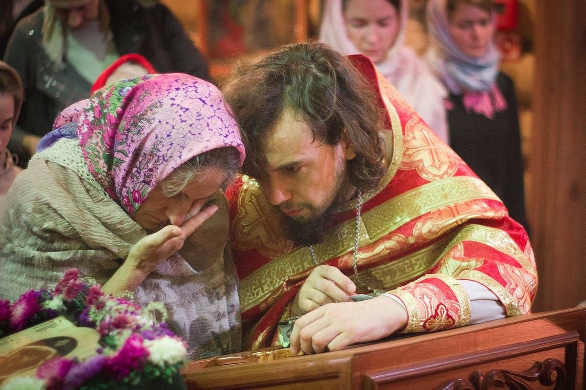 Священник и прихожане. Люди в храме. Священник в храме. Люди молятся в церкви. Священник молится в храме.