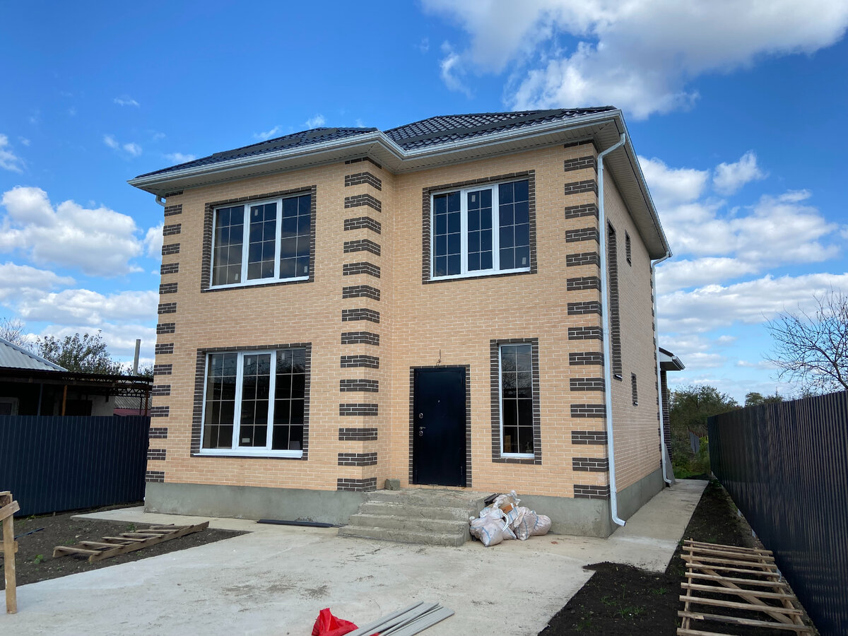 Обычный домик новой постройки рядом с Краснодаром