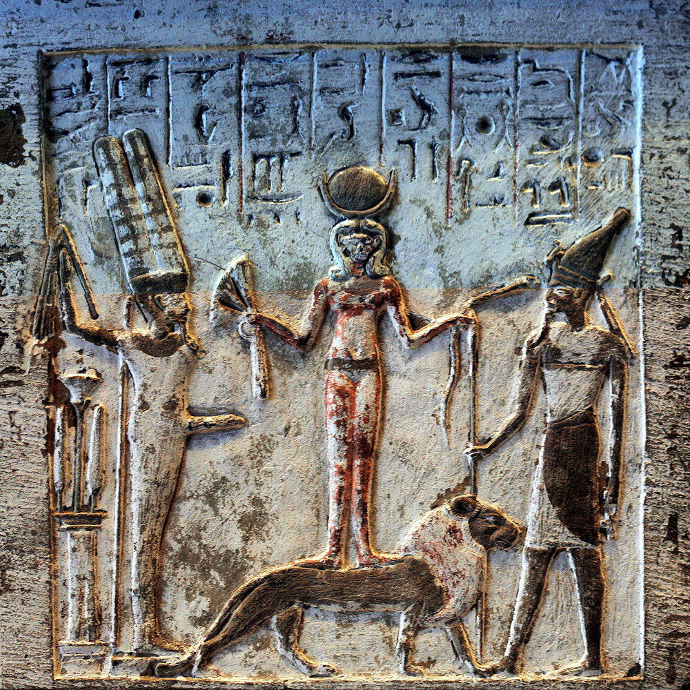 Фото: wikipedia.org / Фрагмент известняковой стелы с изображением богов Мина, Кадеш и Решефа.