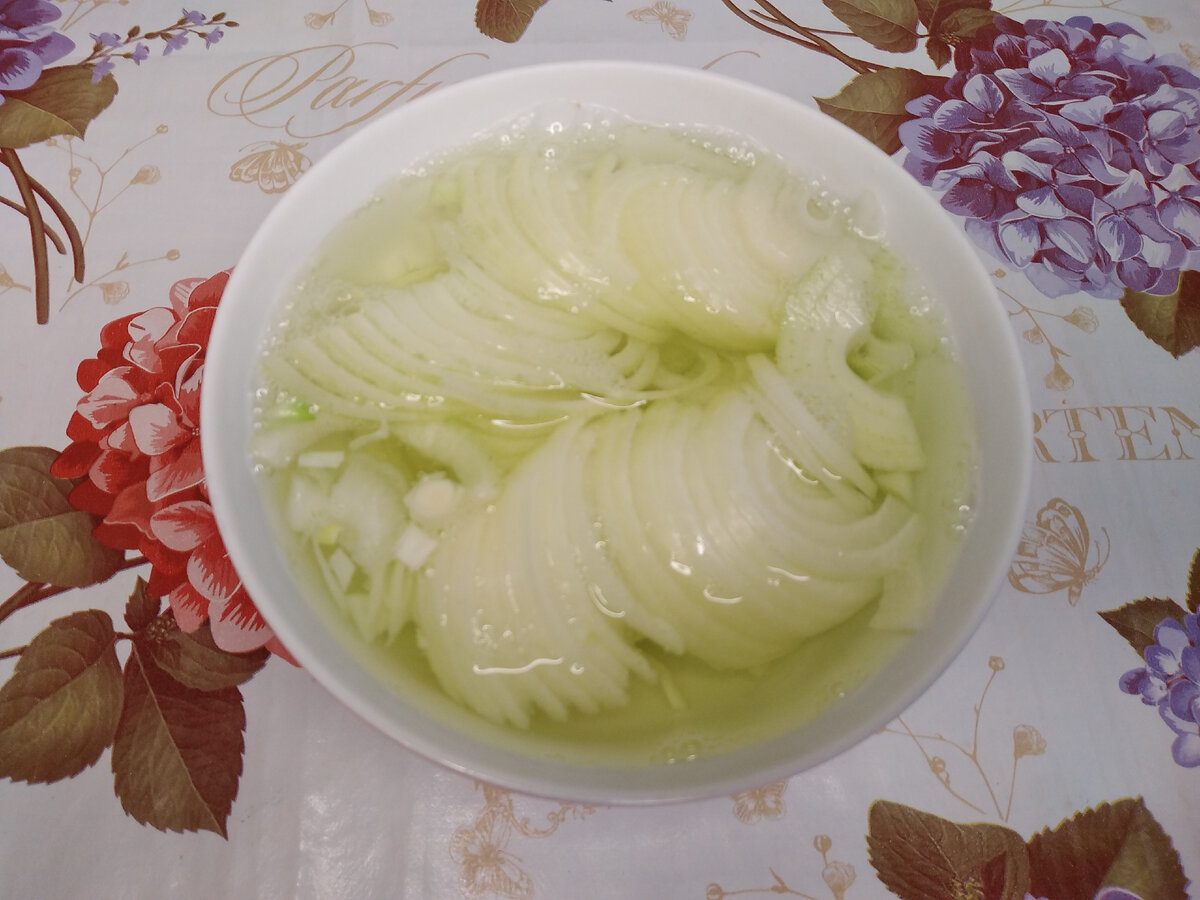 Нарезки залитых. Красивая мясная нарезка. Красиво нарезать колбасу и сыр. Картошка кубиками в кастрюле. Красивая нарезка колбасы.