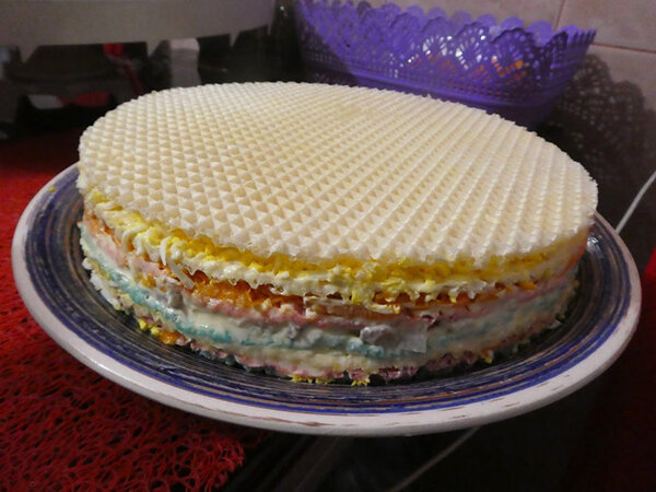 Рецепт рыбного торта из вафельных коржей. Рецепт рыбного торта из вафельных коржей. Закусочный торт из вафельных коржей с рыбными консервами. Закусочный пирог с рыбной консервой. Торт салат чудо слойка.