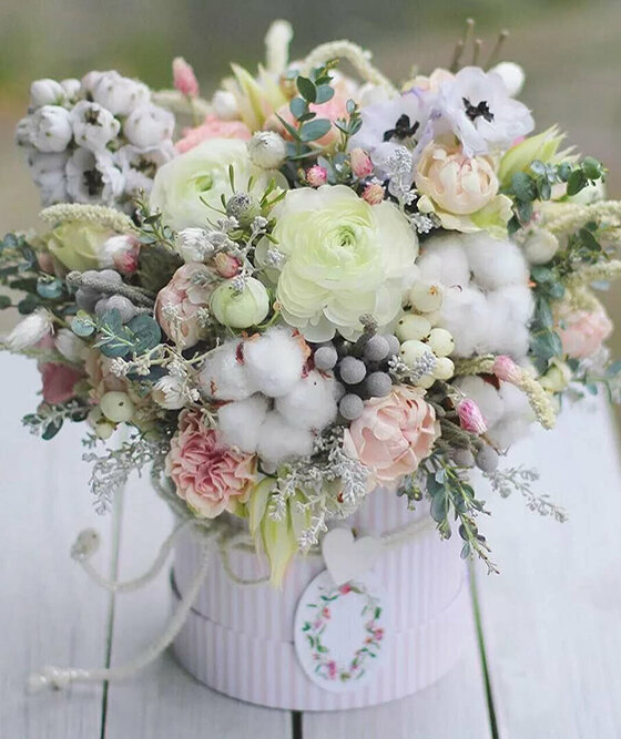 Зимний букет с добавлением нежных ранункулюсов