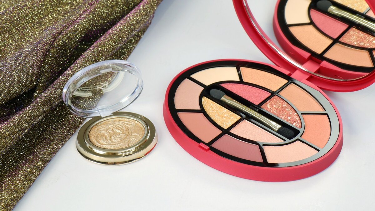 Тени-однушки для век Metal Fantasy Eyeshadow в 02 оттенке (1299 рублей), палетка теней A HOLIDAY FABLE CELESTIAL EYESHADOW PALETTE (2599 рублей)