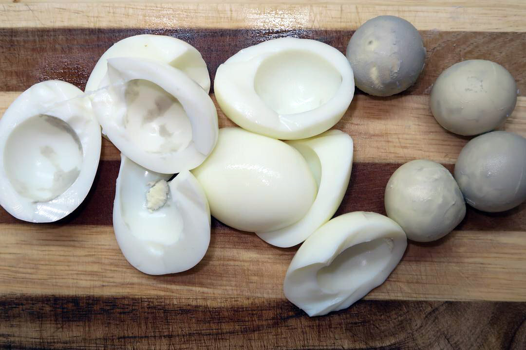Слоеный грибной салат с копченой курицей