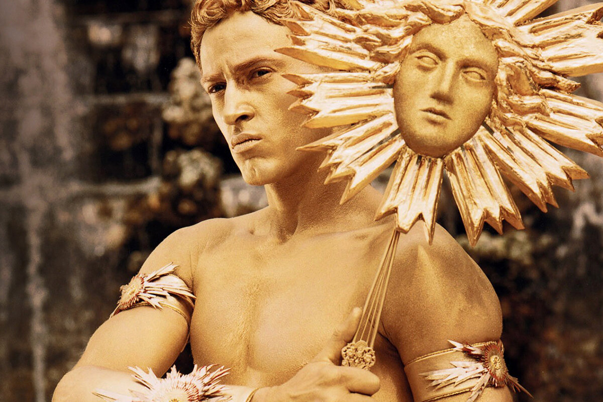 Кадр из фильма "Король танцует" (реж. Жерар Корбьо, 2000)