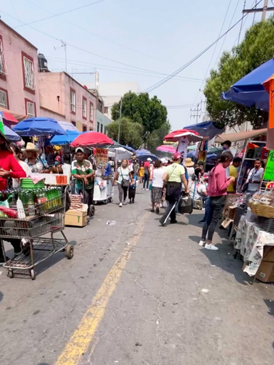 Извиняемся на качество, скриншот с видео телефона — это самый центр района Тепито, снимать в открытую было невозможно.