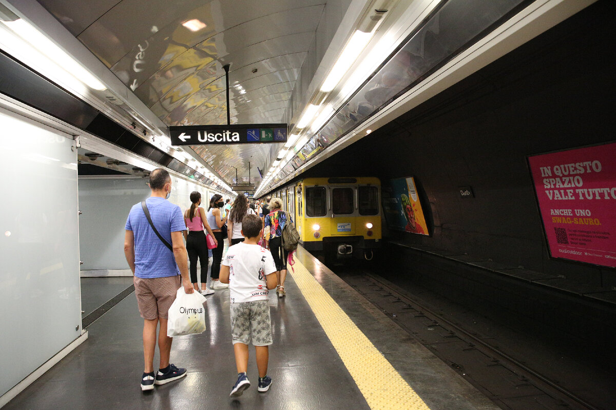 Летом было достаточно маски, чтобы зайти в метро. Сейчас нужно показать QR-код