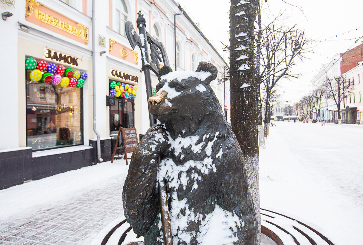 Скульптура "Медведь с секирой". Детали. Ярославль. Фото автора статьи  