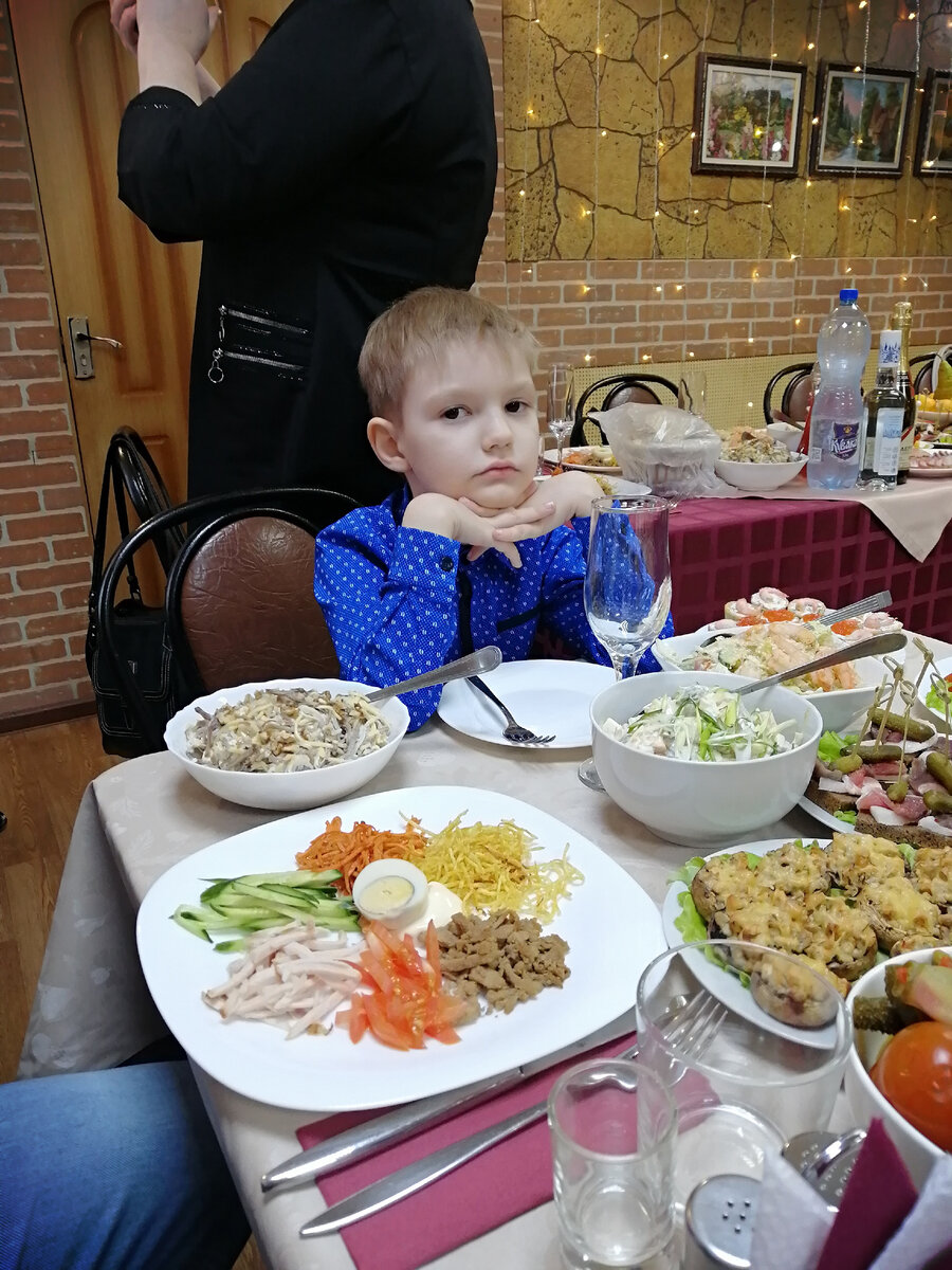 Младший грустит, что есть нечего.. 