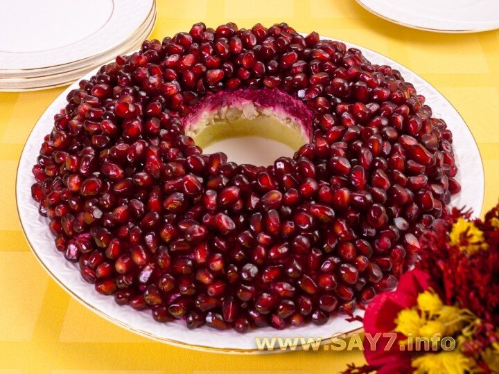 400 г филе куриной грудки4 яйца1 гранат400 г свеклы300 г картофеля300 г моркови1 средняя красная сладкая луковицамаленький пучок укропа2 зубчика чеснока5 веточек тимьяна250 г майонезалимонный соколивковое маслосольсвежемолотый черный перецДля салата гранатовый браслет с курицей отварите свеклу, морковь и картофель по отдельности в кипящей подсоленной воде до готовности или приготовьте на пару. Остудите, очистите. Натрите овощи на мелкой терке. Сварите яйца вкрутую, остудите, очистите. Мелко нарежьте. Очистите лук, нарежьте мелкими кубиками и сбрызните лимонным соком. Нарежьте укроп. Очистите гранат. Куриное филе нарежьте маленькими кубиками. Чеснок раздавите ножом и очистите. Добавьте его в разогретую сковороду с оливковым маслом и жарьте 1 мин. до появления аромата. Положите в сковороду куриное мясо и тимьян и жарьте на сильном огне, помешивая, до готовности, 5 мин. Снимите с огня и остудите. Удалите чеснок и веточки тимьяна. Хорошо утрамбуйте салат, накройте пищевой пленкой и уберите в холодильник на 3 ч. Затем аккуратно выньте стакан. Плотно покройте всю поверхность салата гранатом и снова уберите в холодильник на 3 ч.