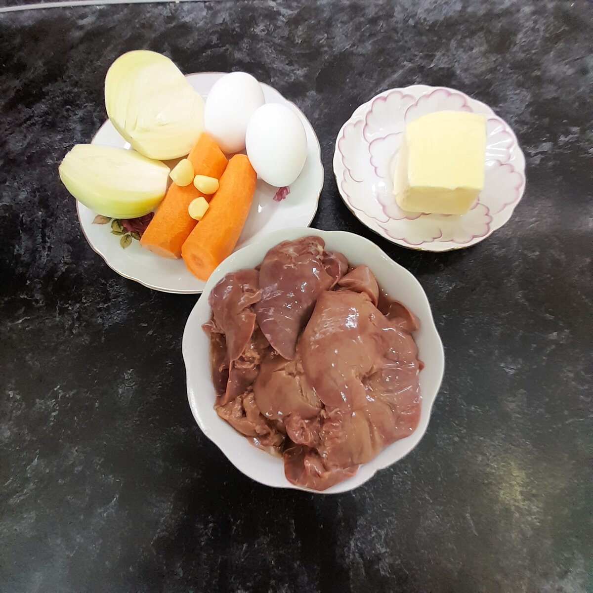 Пол кило куриной печени (предварительно вымоченной), одна луковица, одна морковь, два отваренных в крутую яйца, пару зубчиков чеснока, сто грамм сливочного масла.