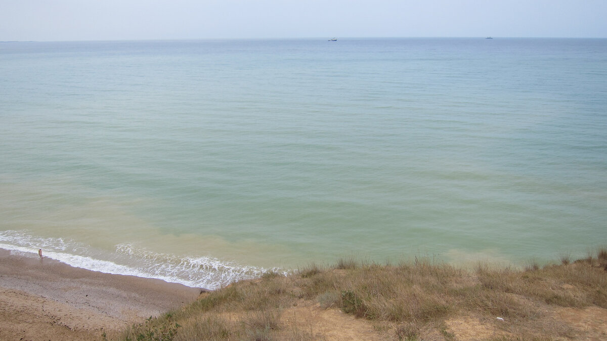 Вдалеке сторожевые корабли черноморской эскадры.