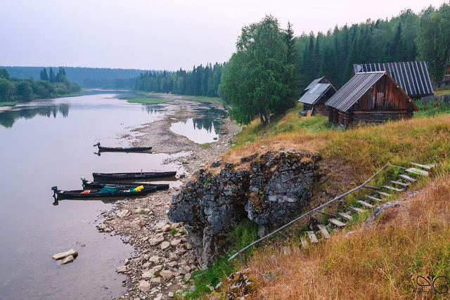 На переднем плане баня на кордоне Шижим