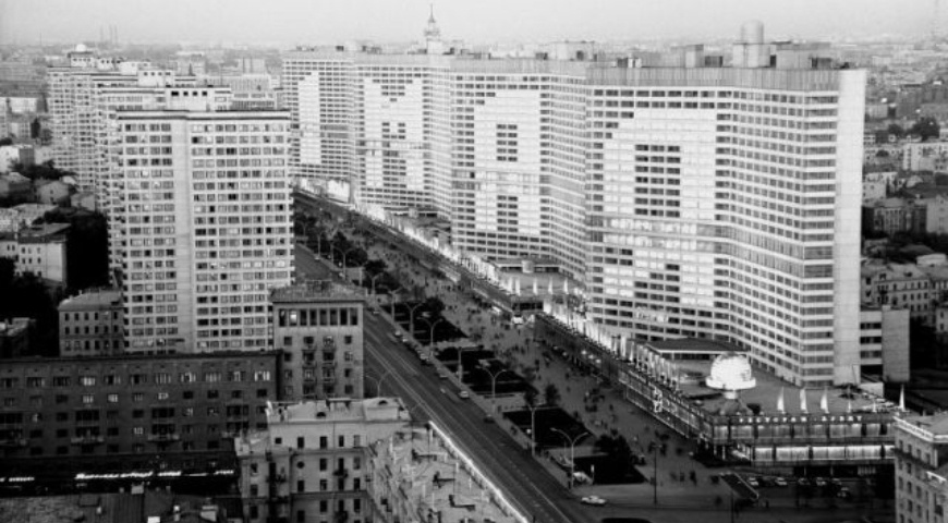 Праздничное оформление проспекта Калинина. Москва,1 мая 1975 года. Фото В.В. Егорова. Главархив Москвы