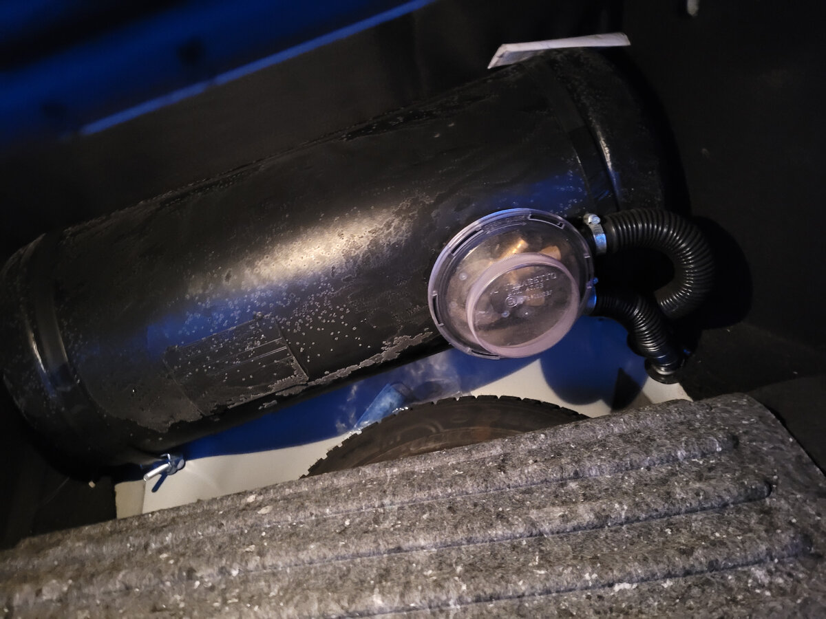 Газовый баллон с пропаном в багажнике авто.