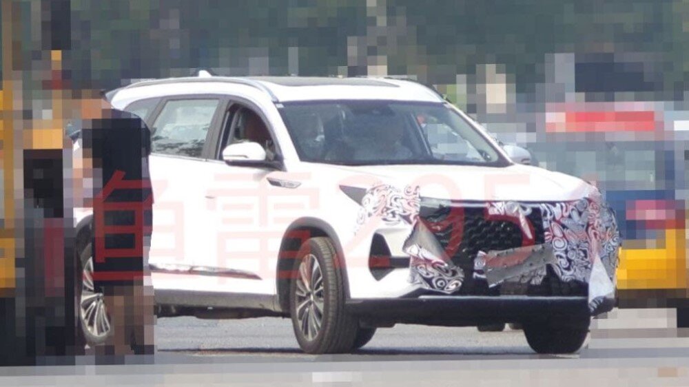 На фото из соцсетей: Кроссовер Tiggo 8 Pro во время дорожных испытаний