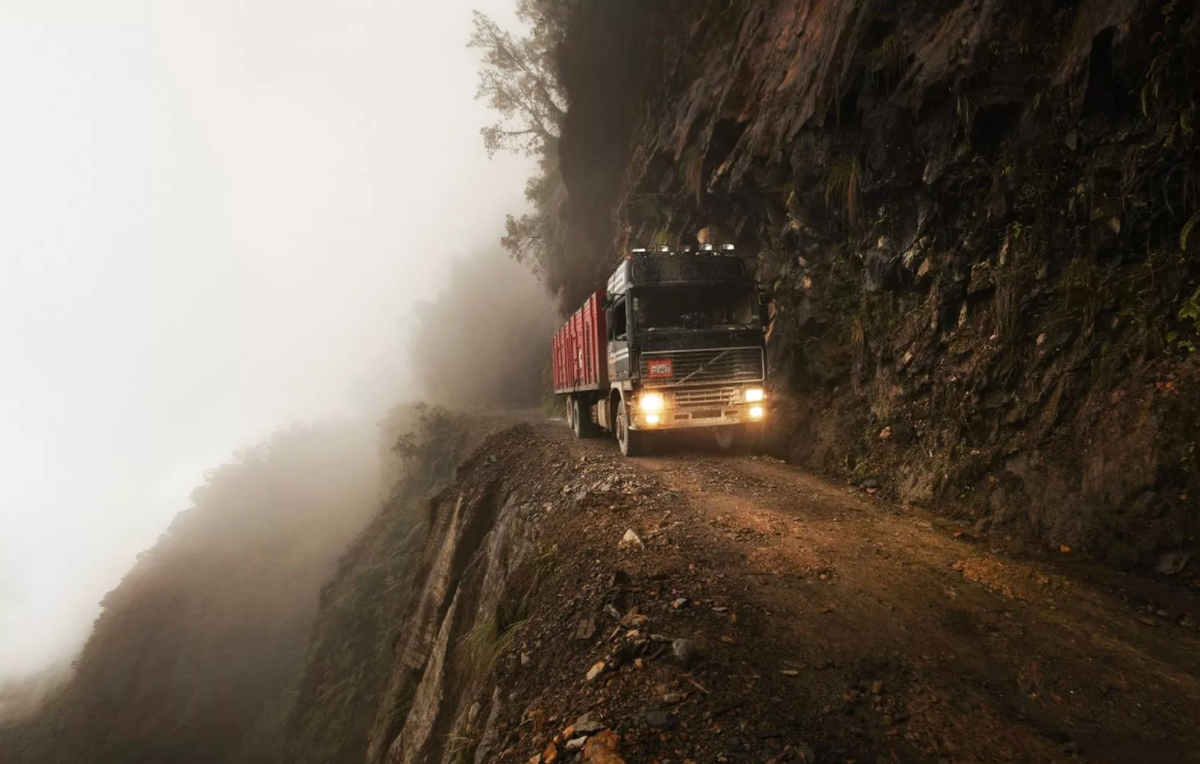 Картинка хорошо описывает трудности движения по узким улицам. Только вместо обрыва и гор у нас чужое движимое и недвижимое имущество.