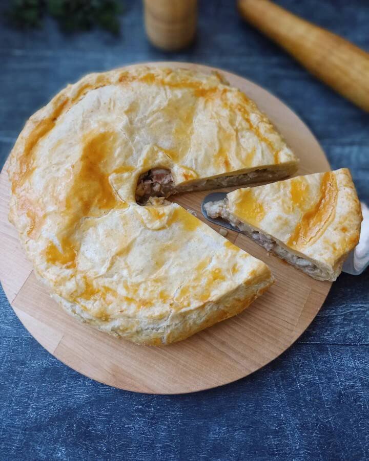 Мясной пирог из дрожжевого слоеного теста (рецепт с пошаговыми фото) - ВашВкус