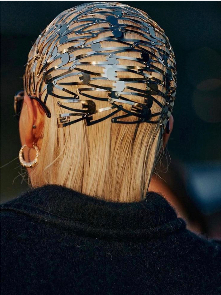 Большое количество заколок на распущенных волосах