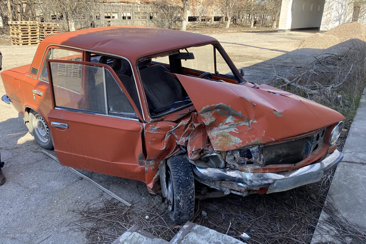 Осмотр автомобиля пострадавшего - ВАЗ 21011, 1977 года выпуска. Обстоятельства ДТП: выезд на полосу встречного движения при обгоне. 