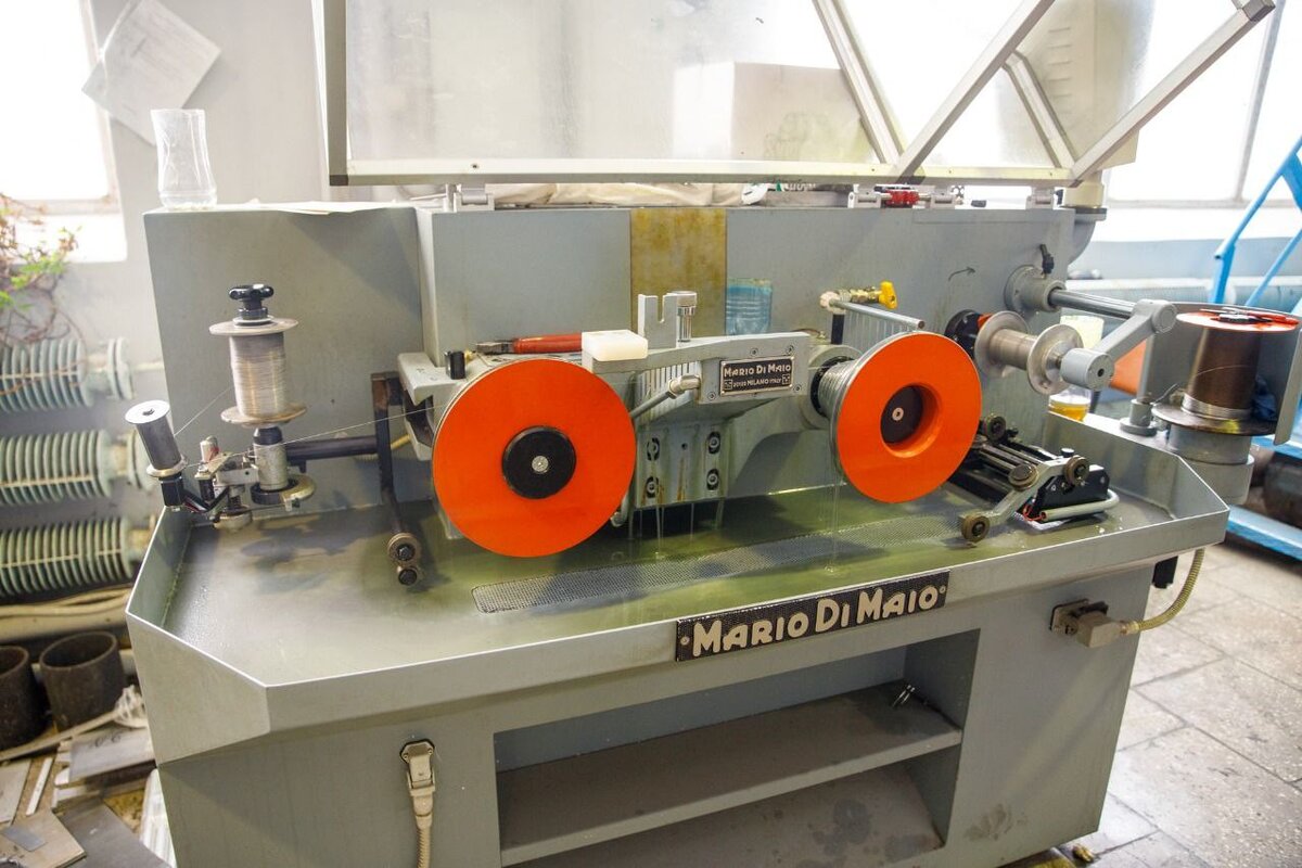 На фото: прокат проволоки из гипоаллергенного сплава