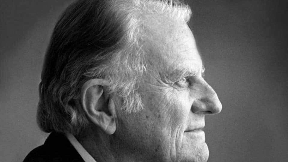 


Крест - место позора
 
Это выражение – “преткновение о крест” – звучит странно для наших современных ушей.
Потому что вы видите, что у нас есть прекрасные кресты на наших церквях. У нас есть кресты на лацканах наших пиджаков. У нас есть кресты на шее. У нас есть кресты, тисненные на наших Библиях. Мы никогда не думаем о нём, как о чем-то постыдном или преступном. И все же Библия говорит, что это камень преткновения. Это оскорбление. Это считается позором для людей. Это низко и презренно.
Крест был местом для исполнения приговоров за преступления. Он был местом, где умирали негодяи. И когда я вижу Христа, висящего на кресте, я говорю вместе с Исаией: “не было в нем вида, который привлекал бы нас к Нему» (Ис 53:2). Павел говорит, что в его время это был позор.
Будучи в служении, я обнаружил, что я могу проповедовать о чем-угодно другом и это назовут популярным. Это ласкает уши. Но когда я подхожу к сути христианства, когда я подхожу ко кресту, и крови, и воскресении, то это становится камнем преткновения. Об этих вещах люди не хотят слышать. Это то, на чем они претыкаются. И все же это именно то, что является сердцем Евангелия. Без креста нет спасения, нет никакого прощения.
Бог сказал: “Я встречусь с человечеством только в одном месте. И это крест.” И если вы не побывали на кресте, то нет спасения и нет никакого прощения.
Почему крест является камнем преткновения? Я задумался над этим не так давно. Я вижу Христа, висящего на древе. Я вижу Его, умершего за меня. Я вижу, что кровь пролилась. Я вижу гвозди в Его руках. Я вижу Его пронзенные ноги. И я вижу, что Христос умирает за грех. Почему это преткновение для людей?
Крест является камнем преткновения, потому что он говорит миру: “Ты грешник.” Крест сказал разбойнику, который умирал на другом кресте: “Ты грешник. Тебе лучше покаяться.” И разбойник действительно покаялся. Он исповедал свои грехи. И он сказал: “Помяни меня, когда прийдешь в Царствие Твое.” Иисус повернулся к нему и сказал: “Ныне же ты будешь со Мною в раю”. Христос простил его прямо там. Но сначала крест осудил его за грехи и заставил его исповедать и признать, что он был грешником (Лк 23 :39-43).
Крест говорит вам о ваших грехах, – ваших грехах безнравственности и аморальности. Нет никакого подобного греха в Библии, которое бы Библия осуждала больше, чем грех безнравственности. Это великий грех Америки.
Это тот же грех, что был причиной разрушения Содома и Гоморры. Это тот же самый грех, который вызвал огонь и серу, обрушившиеся на два города на равнине. Это грех, который Бог ненавидит. И некоторые из вас съеживаются, потому что вы знаете, что это ваш грех.
Я говорю вам, меня не волнует, являетесь ли вы учителем воскресной школы или вы дьякон, или старейшина, или лидер церкви. Если у вас не было личной встречи с Господом Иисусом Христом, это не значит ничего. У нас много религиозности в нашей стране. У нас в Америке много поклонения в церквях, которое не является истинным поклонением.
Фарисеи постились дважды в неделю. Они платили десятину. Они были правильными. У них было основание. Они верили в Писание от корки до корки. И все же Иисус в самых уничижительных выражениях осудил их и указал, что они не были спасены; они придут к Нему в последний день и он скажет им: «Я никогда не знал вас. Отойдите от меня, делающие беззакония».
Нет в мире гордости, страшнее чем религиозная гордость. Мы гордимся нашей религией, гордимся тем, что мы делаем, в то время как глубоко внутри себя мы полны гордости, ревности, зависти, злословия и сплетен.
Крест, дошедший до нас на протяжении веков, передал его неизменный суд над тщетой, гордостью, ненавистью, жадностью, самодовольством и похотью. Крест говорит всем нам: “Ты грешник.” Он становится совестью этого мира. В Библии сказано: «Все согрешили и лишены славы Божией» (Рим. 3:23).
И когда я прихожу к подножию креста, первое что я должен сказать, это – “я грешник”. Но Писание говорит, что люди более возлюбили тьму, потому что дела их злы (Иоанна 3:19). Вы не хотите света креста, и поэтому крест становится камнем преткновения. Он становится безумием для вас. Вас передергивает и вы возвращаетесь в вашу тьму.
Но свет креста начинает проникать в ваше вымогательство, в вашу гордость, в ваше идолопоклонство, в ваш фанатизм и нетерпимость. Во все грехи вашей жизни крест посылает луч света. Вы съеживаетесь и говорите: “Нет, нет, нет! Не подвергайте меня всему этому!” Но крест спускается в темные закоулки вашего сердца, куда даже ваш супруг не может пройти, даже ваша семья не может пройти, даже ваш лучший друг не может пройти туда, глубоко внутрь вас, и он видит грехи и выставляет их на свет.
Бог говорит, что когда-нибудь все тайное станет явным (Рим. 2:16). И когда я предстану на суде, в тот день я буду оправдан только одним тем фактом, что в один прекрасный день верой я пошел на крест и отдал свою жизнь Иисусу. Мои грехи очищены Его кровью. Это мое единственное утверждение Небесам. Я не утверждаю, что пойду на Небеса сегодня, потому что я проповедовал или потому что я хороший человек. Я утверждаю, что пойду на Небеса только на основании достоинства Иисуса и Его смерти на кресте.
Есть много вещей касательно креста, которые я не понимаю. Но одно я знаю точно – это путь спасения и я должен прийти к нему верою. Хотя это может показаться глупым и нерациональным, может показаться неправильным, и люди могут смеяться над всем этим; но Бог говорит, что Он избрал проповедь креста, чтобы привести людей к Себе.
И с тех пор как вы однажды побывали на кресте и пережили Его прощение, с тех пор как вы встретились со Христом на кресте, вы никогда не останетесь прежними.
Билли Грэм
 

