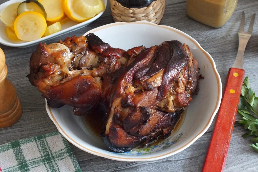 Рецепт свиной рульки в соевом соусе