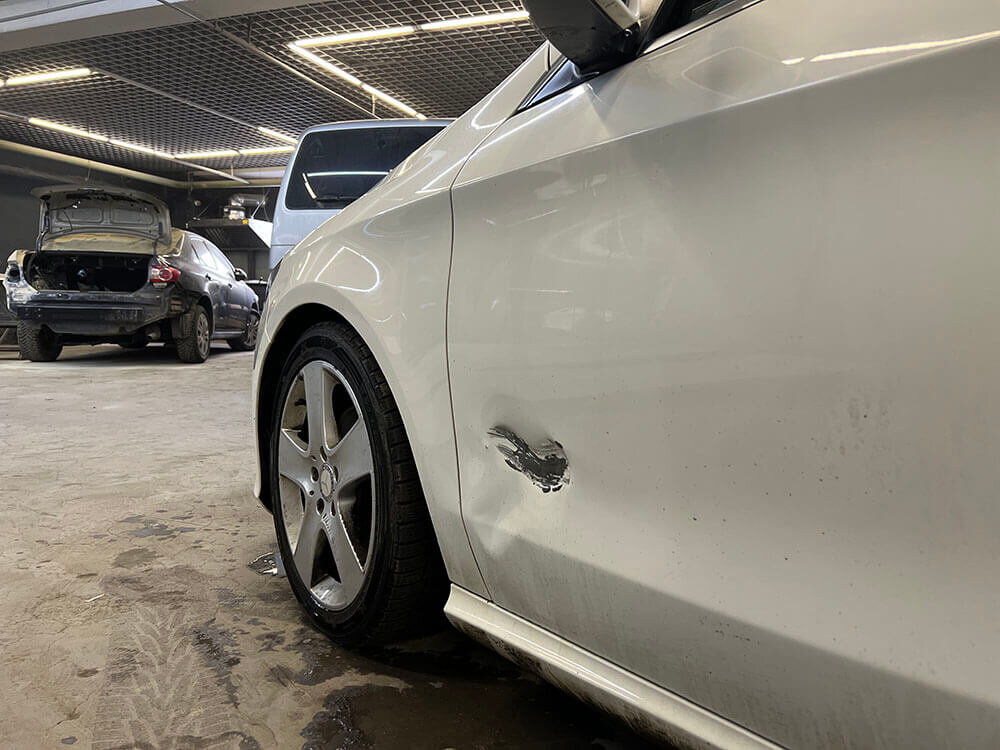 Глубокая вмятина от ковша погрузчика