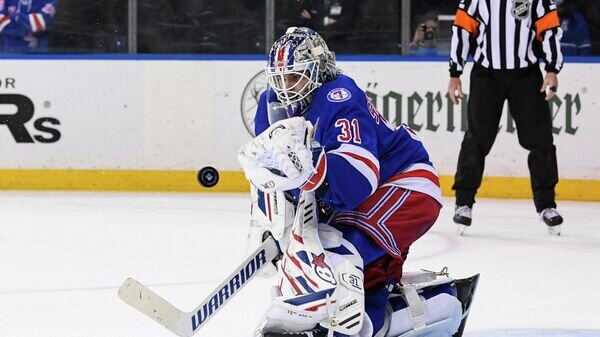    Голкипер "Нью-Йорк Рейнджерс" Игорь Шестеркин© REUTERS / Dennis Schneidler