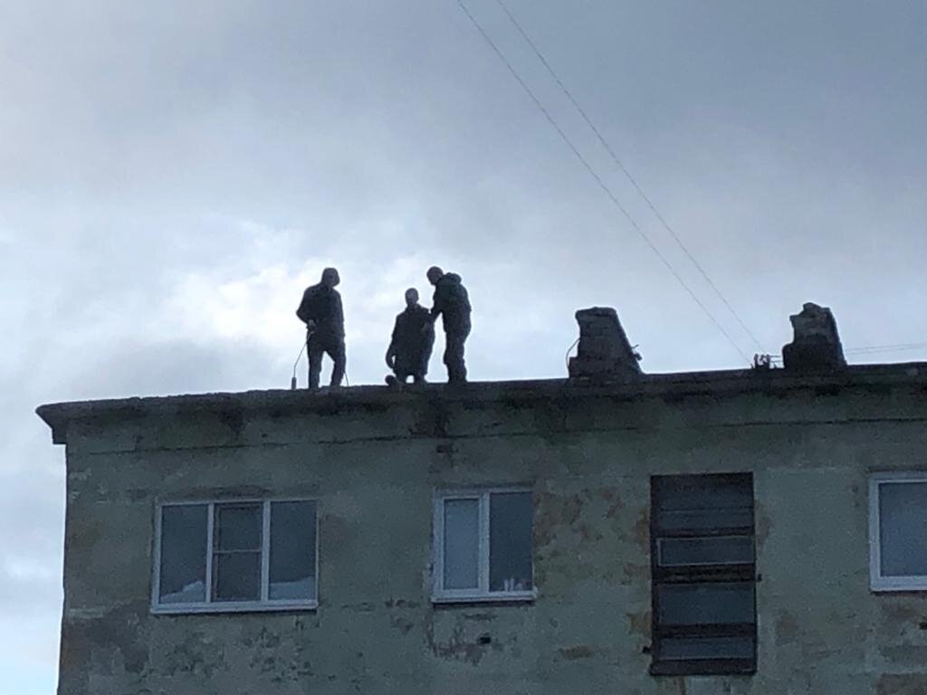 При выполнении таких работ необходим, как минимум, предохранительный пояс. Листайте!