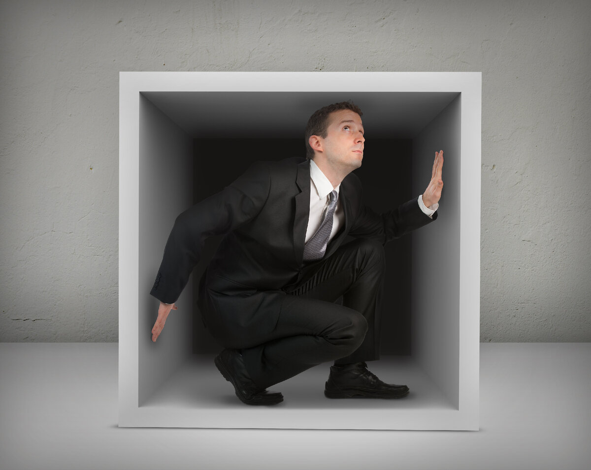 Клаустрофобия замкнутое пространство. Тесно в квартире. Квест страха в москве клаустрофобия. Закрыть человека в помещении. Замкнутый человек.