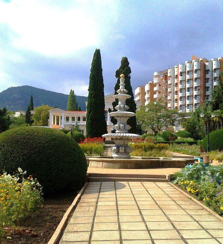 Фонтан, вид на столовую и 5-й корпус санатория "Алушта"