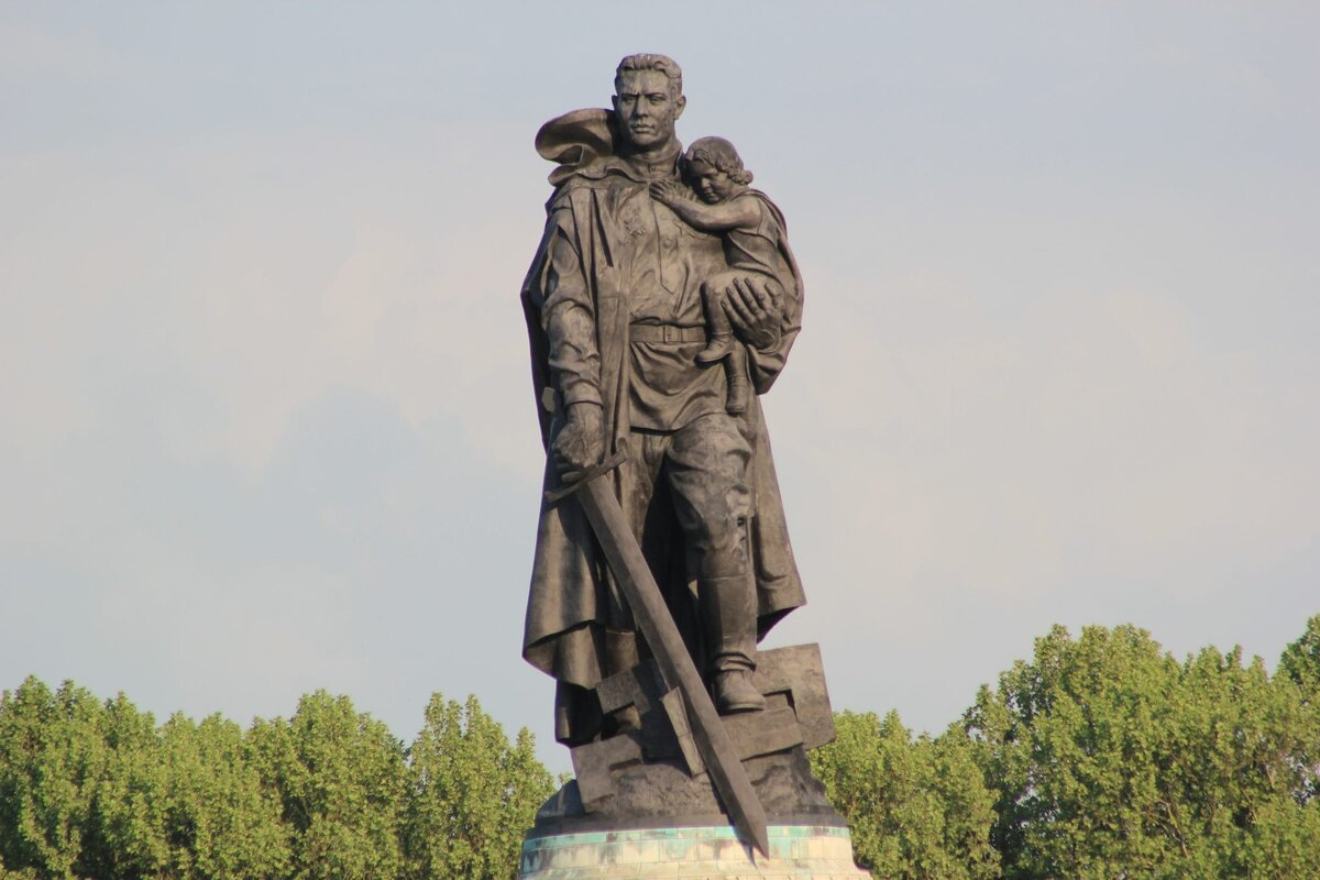памятник неизвестному солдату в берлине